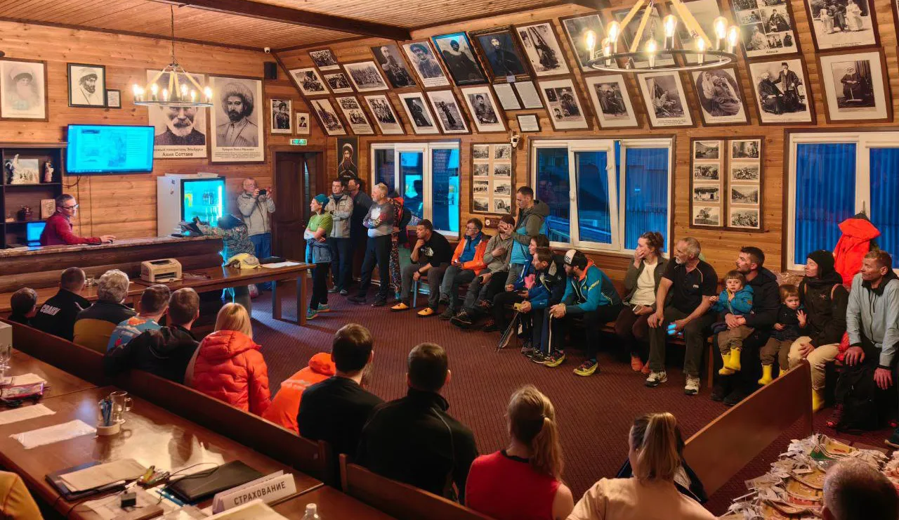 Red Fox Elbrus Race 2025: Брифинг индивидуальной гонки по ски-альпинизму Red Fox Elbrus Race 2025: Брифинг индивидуальной гонки по ски-альпинизму