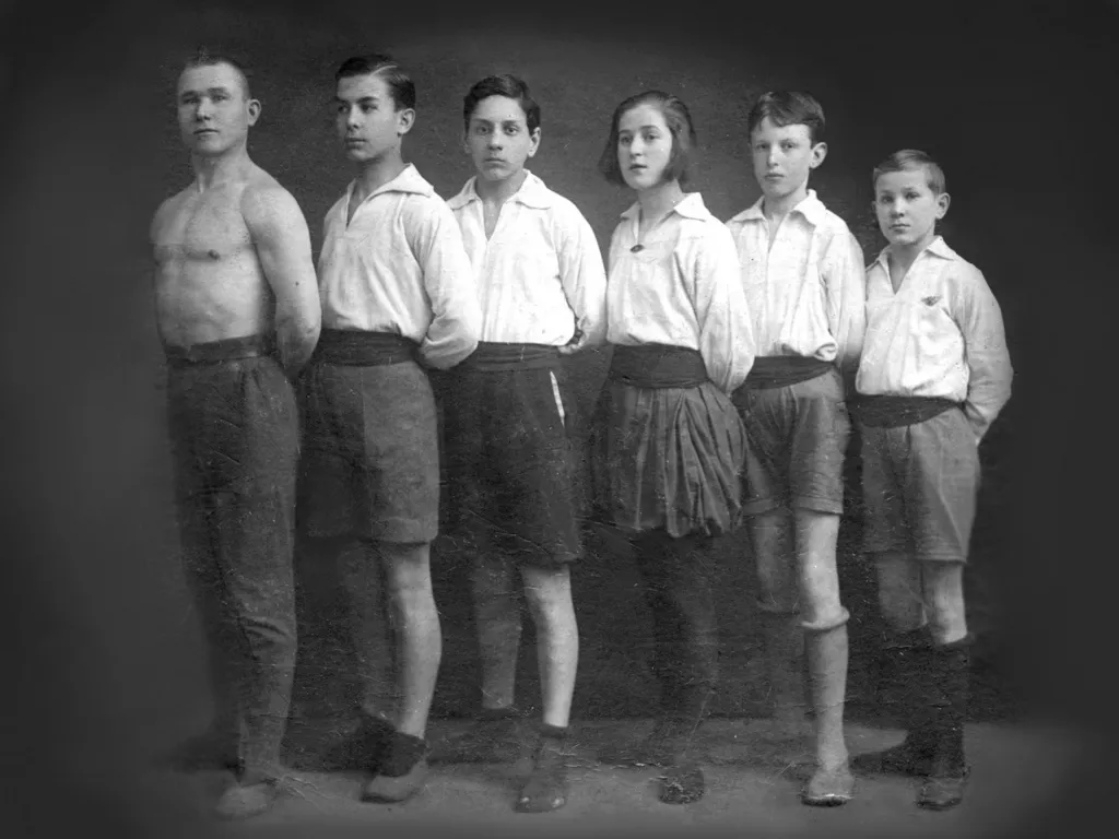 Pioneers_of_the_first_pioneer_detachment._At_sports_classes._Petrograd._1923.png Pioneers_of_the_first_pioneer_detachment._At_sports_classes._Petrograd._1923.png